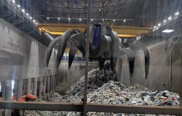 grab_in_waste_incineration_plant_resized